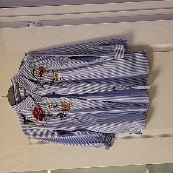 Embroidered button up shirt - Picture 1 of 3